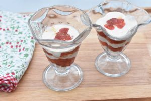 Blommetrifli med makroner - nem trifli opskrift