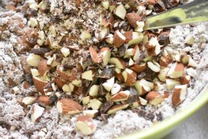 Chocolate chip cookies med kakao og creme fraiche - chokolade og mandler hakkes i