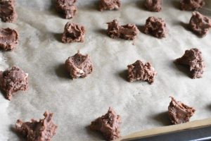 Chocolate chip cookies med kakao og creme fraiche - dejen lægges på bageplader
