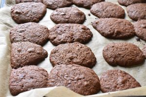 Chocolate chip cookies med kakao og creme fraiche - færdigbagte kager