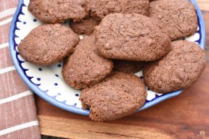 Chokolade cookies med creme fraiche og sirup - kager på fad