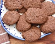 Chocolate chip cookies med kakao og creme fraiche