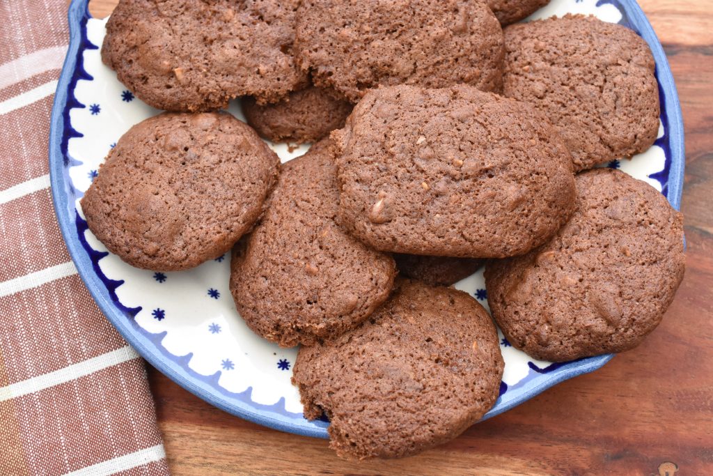 Chocolate chip cookies med kakao og creme fraiche