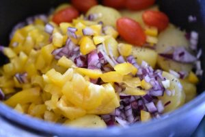 Varm kartoffelsalat med rødløg & peberfrugt
