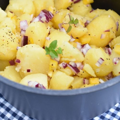 Varm kartoffelsalat med rødløg & peberfrugt
