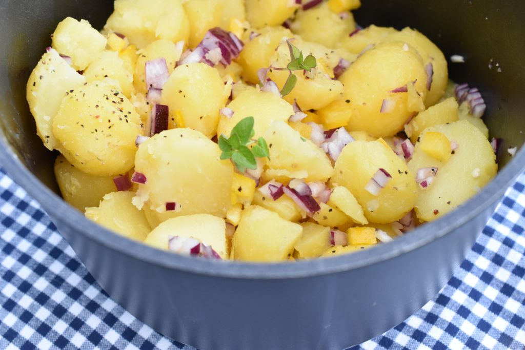Varm kartoffelsalat med rødløg & peberfrugt