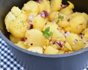 Varm kartoffelsalat med rødløg & peberfrugt