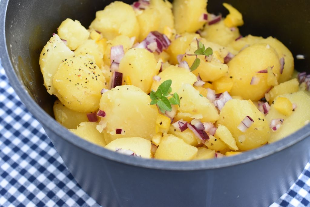Varm kartoffelsalat med rødløg & peberfrugt