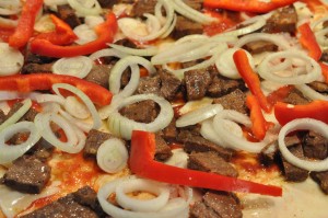 Pizza med hjemmelavet kebab, løg og peberfrugt. Pizza med kebab - hjemmelavet kebab pizza