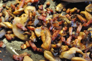 Frisk pasta med bacon, fløde og æg - opskrift 