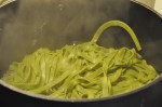 Frisk pasta med bacon, fløde og æg - opskrift