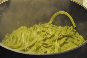 Frisk pasta med bacon, fløde og æg - opskrift 