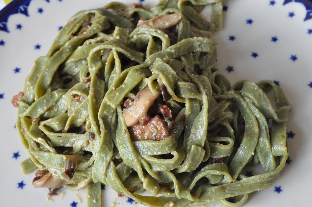 Frisk pasta med bacon, fløde og æg - opskrift