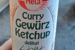 Pastaret med cocktailpølser, løg og karryketchup