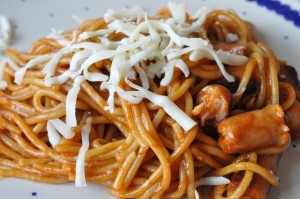 Pastaret med cocktailpølser, karryketchup og revet ost