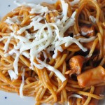 Pastaret med cocktailpølser, løg og karryketchup