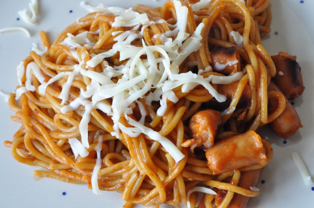 DSC_7874 • nogetiovnen.dk Pastaret med cocktailpølser, løg og karryketchup