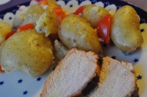 Varm kartoffelsalat med rødløg & peberfrugt