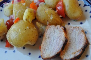 Varm kartoffelsalat med rødløg & peberfrugt