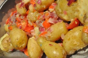 Varm kartoffelsalat med rødløg & peberfrugt