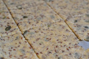 Knækbrød med majsgryn og kerner opskrift