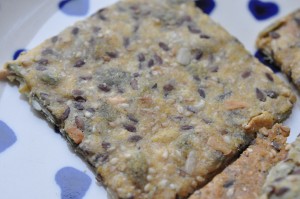 Knækbrød med majsgryn og kerner - opskrift