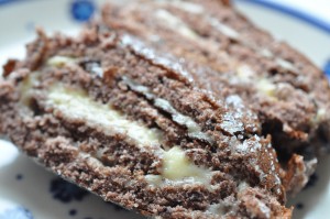 DSC_8299 • nogetiovnen.dk Chokoladeroulade med smørcreme nem opskrift