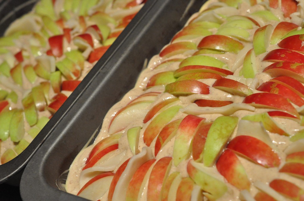 Kage med æbler og kanel i bradepande - opskrift