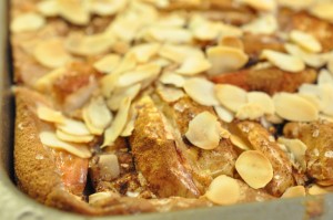 Kage med æbler & kanel i bradepande opskrift