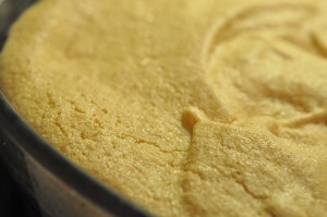 Bedstefars skæg kage i en lidt mere fedtfattig version med vanilje cheasy og kalorielet jordbærgrød. Sukkerbrødsbund, jordbær og marengs. Få opskriften her.