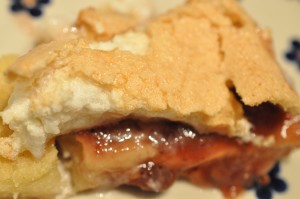 Bedstefars skæg kage i en lidt mere fedtfattig version med vanilje cheasy og kalorielet jordbærgrød. Sukkerbrødsbund, jordbær og marengs. Få opskriften her.