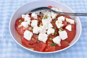 Tomatsalat med forårsløg & mozzarella - nem