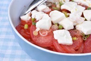 Tomatsalat med forårsløg & mozzarella - nem