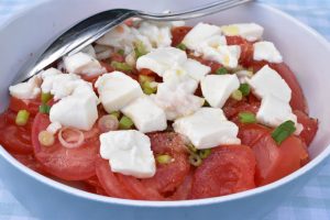 Tomatsalat med forårsløg & mozzarella - nem