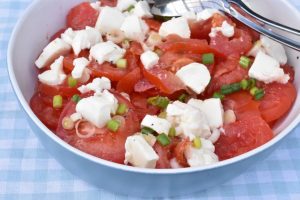 Tomatsalat med forårsløg & mozzarella - nem
