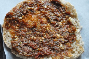 Bruschetta med Løgismose pesto og skinke