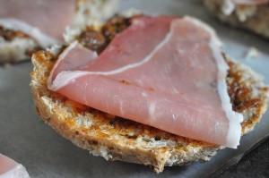 Bruschetta med Løgismose pesto og skinke