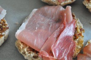 Bruschetta med Løgismose pesto og skinke