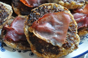 Bruschetta med Løgismose pesto og skinke