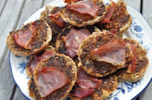 Bruschetta med Løgismose pesto og skinke