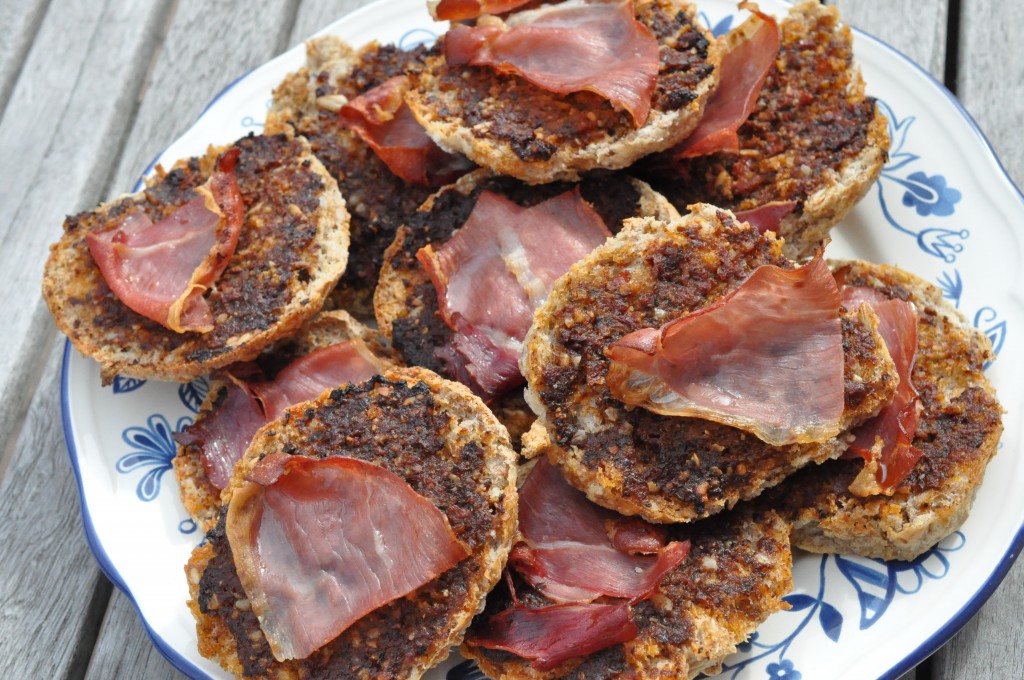 Bruschetta med Løgismose pesto og skinke