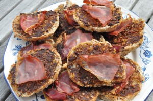 Bruschetta med Løgismose pesto og skinke