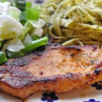 Koteletter, grøn salat og pesto pasta