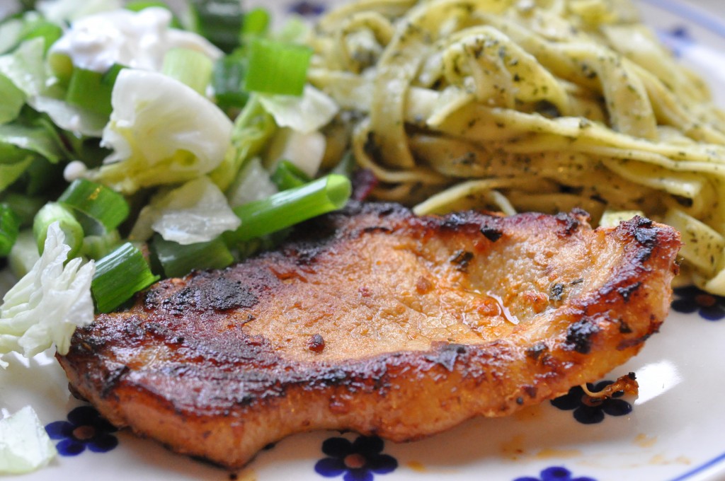 Koteletter, grøn salat og pesto pasta