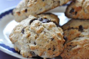 Scones med kærnemælk - opskrift på chokoladescones
