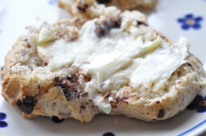 Scones med kærnemælk - opskrift på chokoladescones