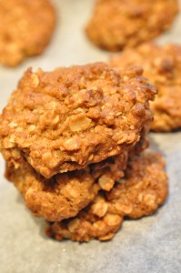 Grove småkager med lakrids og brunt sukker Lakrids småkager med havregryn - opskrift