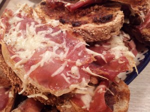 Bruschetta med pesto, ost og skinke