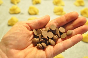 Konnerup chokoladeknapper Småkager med mandelmel & chokoladeknapper