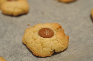 Småkager med mandelmel & chokoladeknapper 
